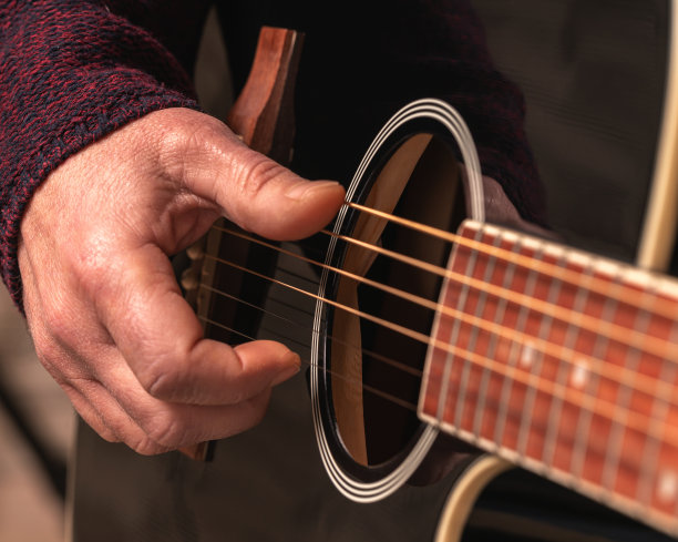 人弹吉他图片下载