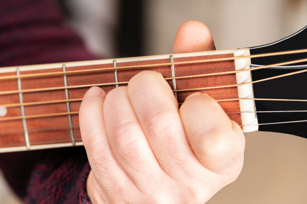 人弹吉他图片下载