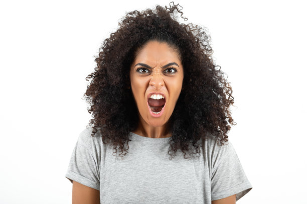 愤怒的女人张大嘴巴图片下载
