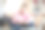 一个千禧一代的少女坐在客厅的沙发上用笔记本电脑做笔记图片下载