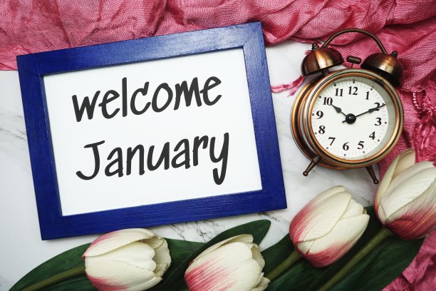 欢迎一月写在蓝色框架与郁金香花平躺在大理石背景图片下载