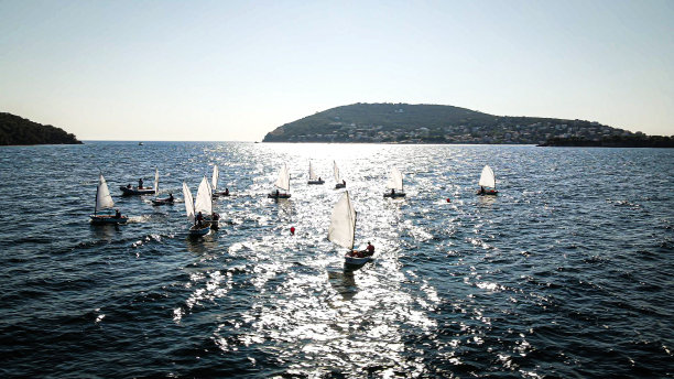 在海上进行帆船训练，人们试着学习帆船，帆船比赛航拍，帆船比赛时无人机跟踪帆船，海上帆船太多，帆船学校，帆船拍摄图片下载