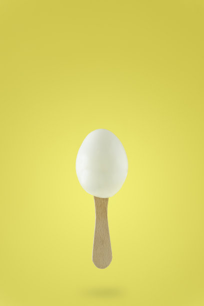 黄色背景的煮鸡蛋的创意照片图片下载