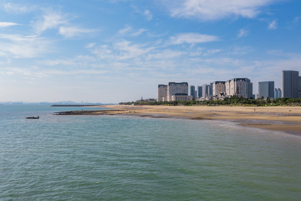蓝天白云下的海边高端住宅图片下载
