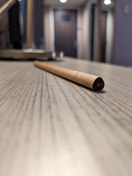 靠近照片木笔在酒店房间的桌子上。图片下载