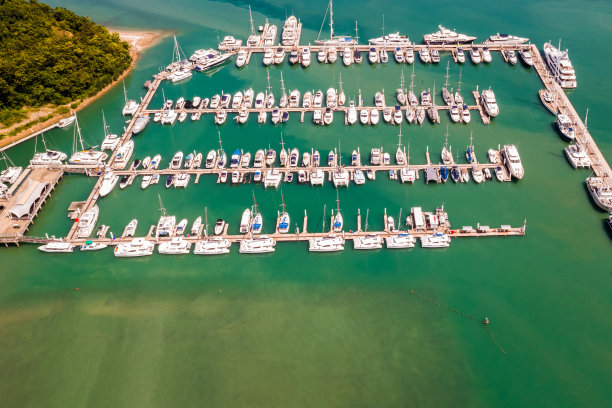 游艇和船只在滨海湾在普吉岛泰国鸟瞰图图片下载