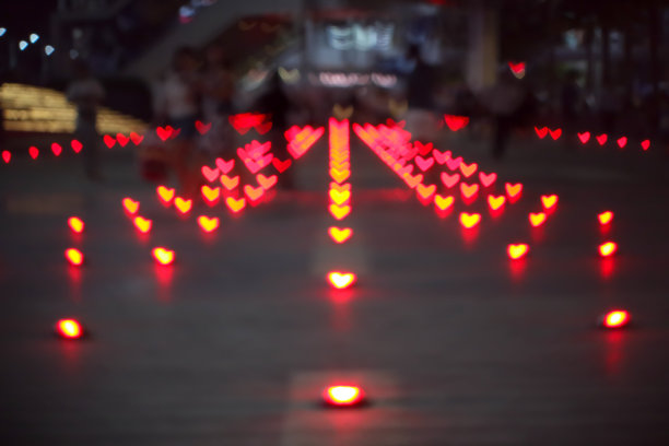 红色散景和模糊心形爱情人节彩色夜灯在地板上图片下载