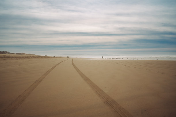 沙滩上的轮胎印。加州的Oceano Dunes是加州唯一一个允许车辆在海滩上行驶的州立公园图片下载