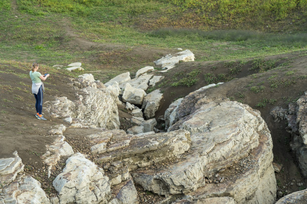 干燥季节，成熟的妇女在Cerknica间歇湖图片下载