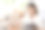 有吸引力的年轻女子使用笔记本电脑在家里工作。图片下载
