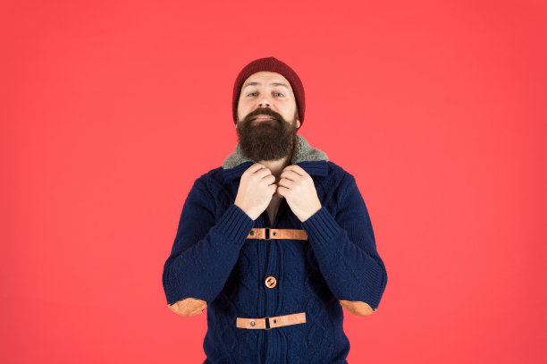 休息的感觉。野蛮人编织帽子。针织帽子配件。大胡子男人编织毛衣。暖和舒适。潮人犯罪夹克。男人秋天的风格。冬天刮胡子。男性时尚图片下载