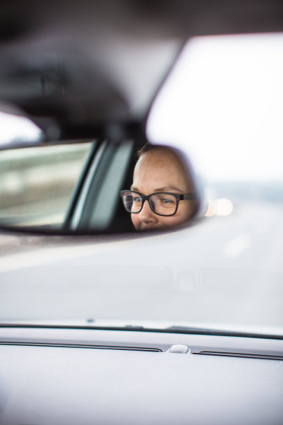 漂亮的女司机在高速公路上开车图片下载