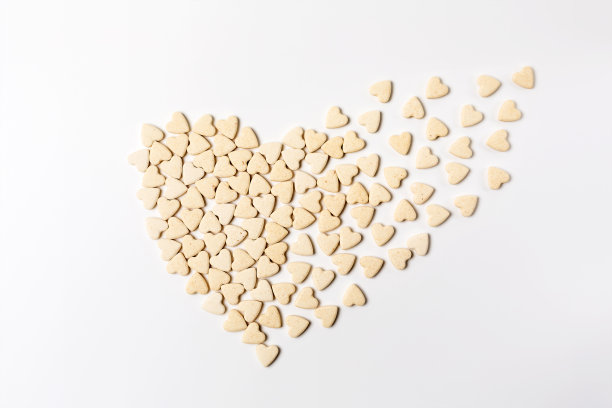 心形小甜饼，在白色的背景上融化心形图片下载