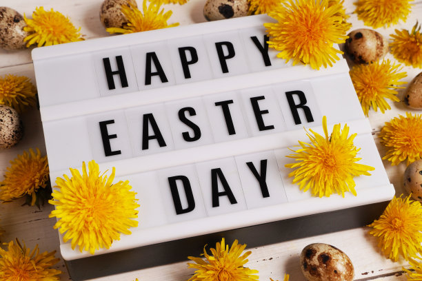 快乐的复活节贺卡与春天黄色的蒲公英花和复活节鸡蛋在乡村白色木制背景。有创意的框架边界复活节快乐卡片与时尚的文字框架灯箱与题字。最小的复活节的概念。图片下载