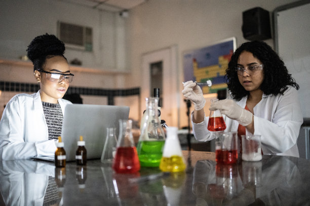 学生在学校或大学的实验室里做实验图片下载