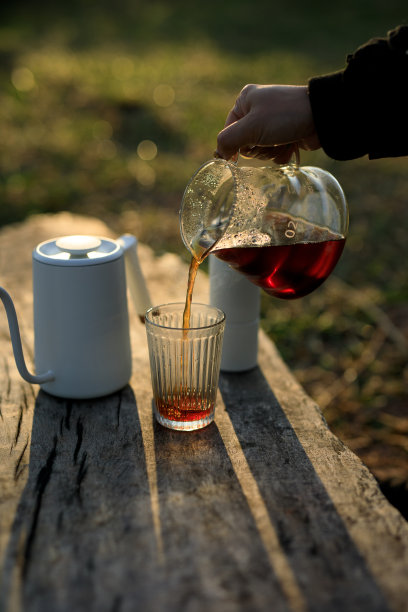 早上滴滤咖啡和茶图片下载