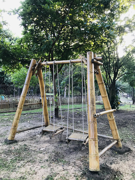 泰国花园中的竹子秋千。图片下载