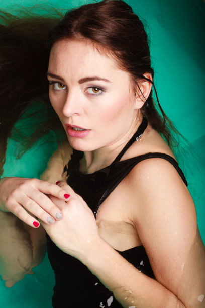 性感诱人的女人在水的肖像。图片下载