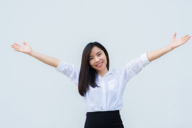 近距离吸引人的成年商业妇女亚洲女孩与幸福和微笑对白色混凝土墙办公室。图片下载
