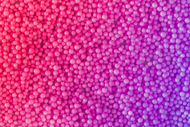 许多粉红色和紫色的小球供孩子们玩耍。化妆品粉末。糖果洒图片下载