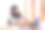 快乐的年轻女孩在家里用笔记本电脑学习，在家学习。图片下载