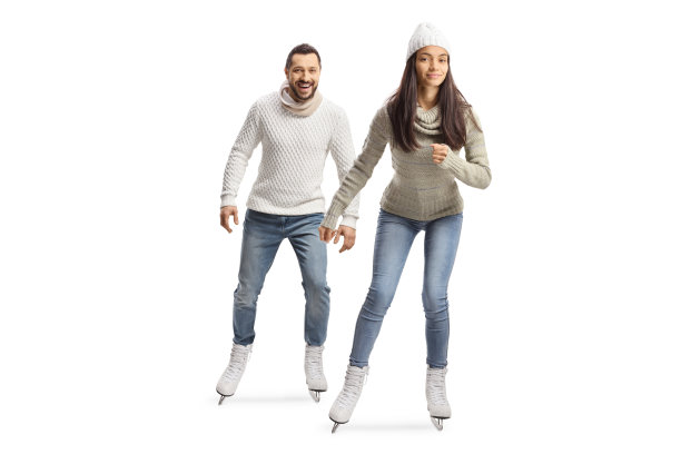 一个年轻的随意的男人和女人滑冰对相机的全长肖像图片下载