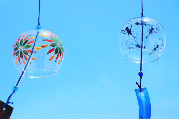 风铃在微风和蓝色的夏日天空中摇曳图片下载