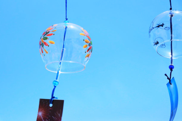 风铃在微风和蓝色的夏日天空中摇曳图片下载