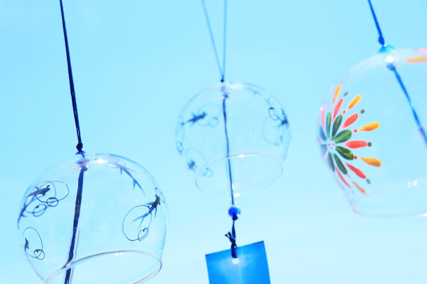 风铃在微风和蓝色的夏日天空中摇曳图片下载