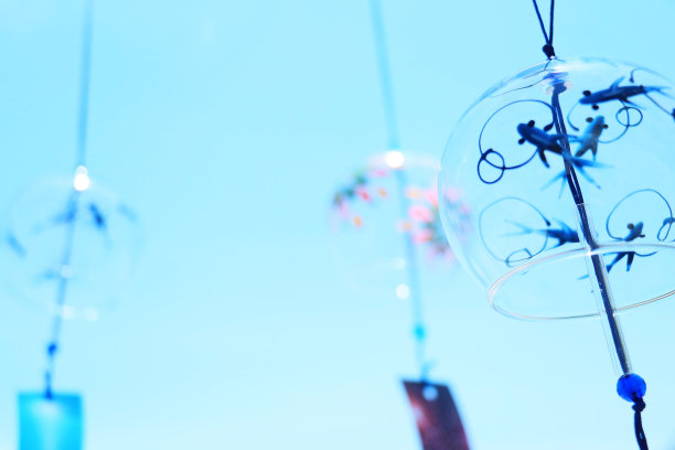 风铃在微风和蓝色的夏日天空中摇曳图片下载