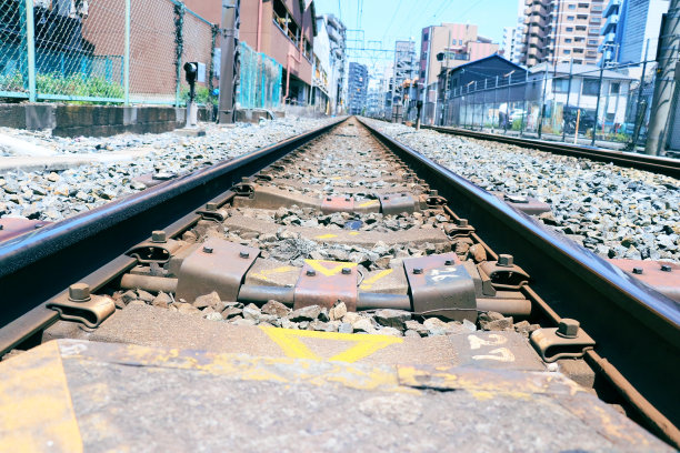 铁路穿过城镇的景象图片下载