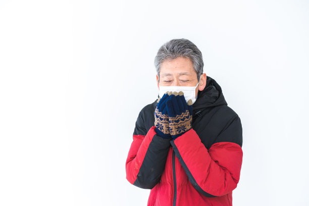 戴着口罩工作的技术员图片下载