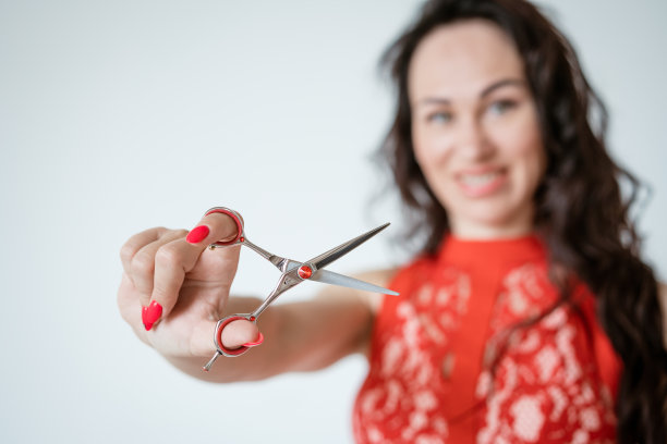 胳膊上插着剪刀的女人，温柔的聚焦图片下载