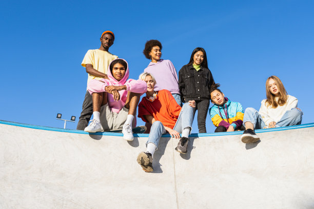 多种族青年朋友在户外聚会图片下载