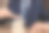 商人手工编写木块，上面刻着战略、计划、愿景、创新、目标和团队精神。图片下载