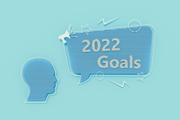 2022年目标信息在语音气泡和人的头部在蓝色背景图片下载