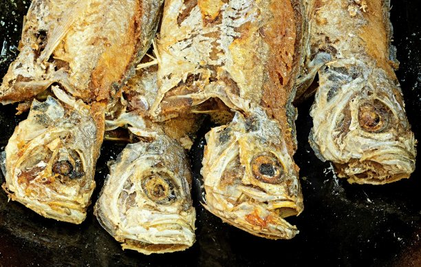 在平底锅中煎炸白鱼-食物准备。图片下载