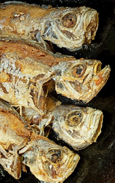 在平底锅中煎炸白鱼-食物准备。图片下载