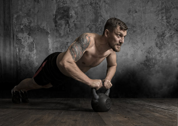 男人在水壶球上做俯卧撑图片下载