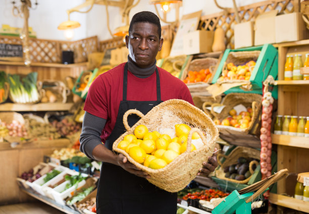在农贸市场展示柠檬的卖家图片下载