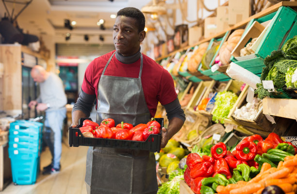 售货员用红辣椒填满柜台图片下载