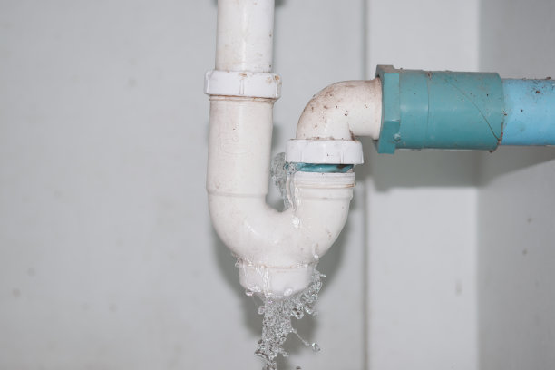 白色水槽管道漏水的特写镜头图片下载