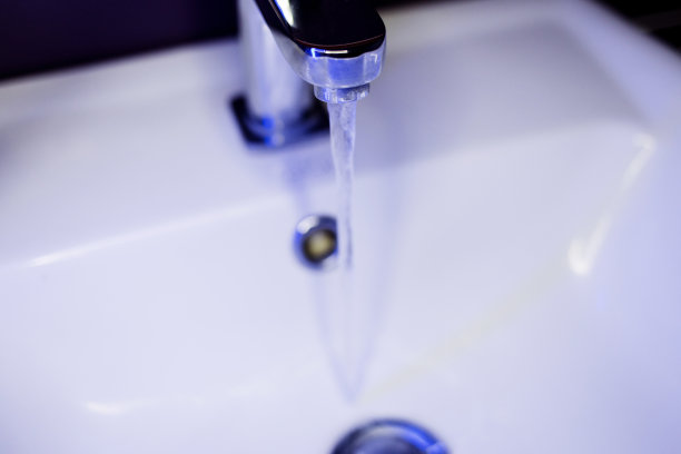 从水龙头流出的水图片下载