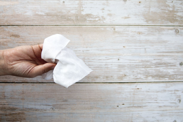 女性手握组织在木制背景顶视图与复制空间，卫生清洁的概念图片下载