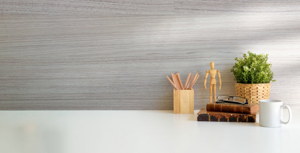 现代的工作空间书桌和复印空间书，植物和咖啡杯在木桌上。“t图片下载