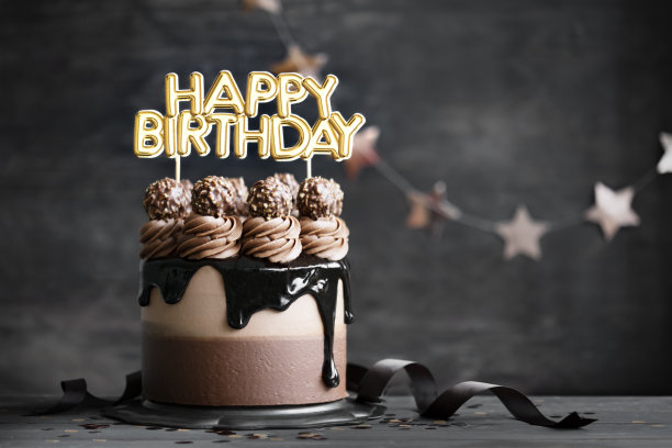 挂着生日横幅的巧克力生日蛋糕图片下载
