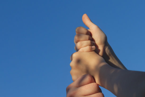 队员们把手放在一起以示团结和支持图片下载