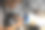 特写的戒指。珠宝首饰增加和减少戒指的工具。男子把戒指戴在工具上。模糊的前景。图片下载