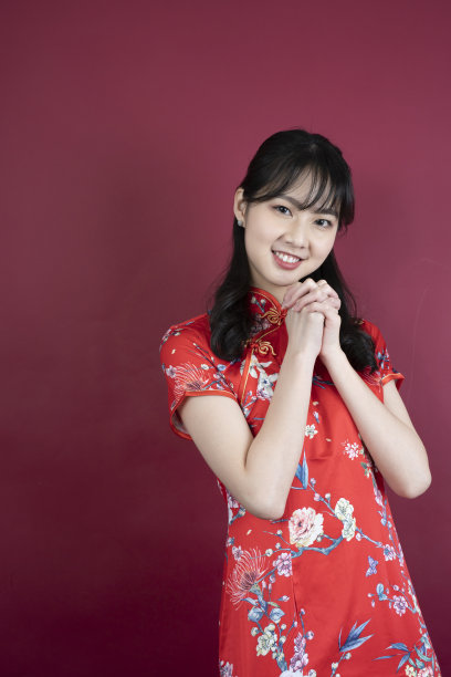 快乐亚洲年轻女子肖像，展现迷人而自信的微笑，双手摆成功喜发财的姿势图片下载