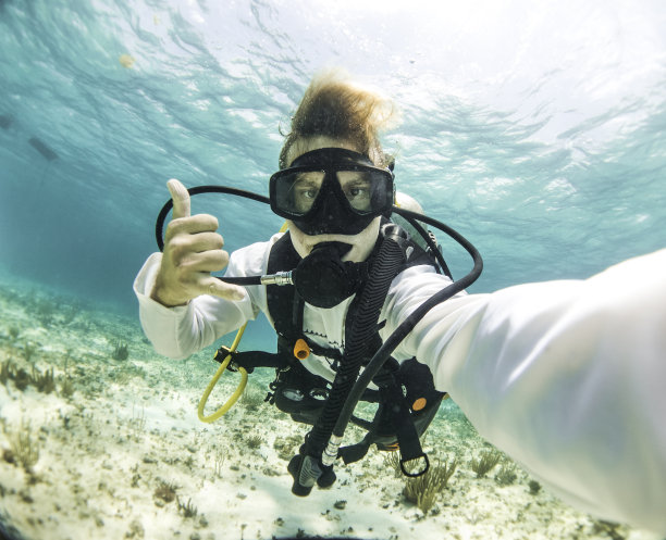 年轻的潜水教练在加勒比海自拍图片下载